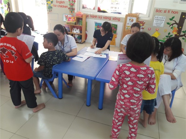 Ngày 02/04/2018 Trường MN Hoa Thủy Tiên kết hợp với y tế phường khám sức khỏe cho trẻ